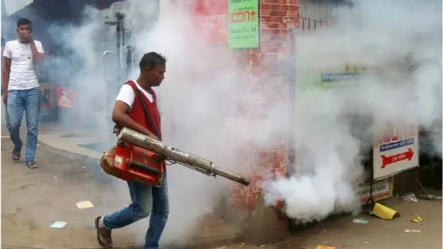 ঢাকায় মশা নিধনে শতকোটি টাকার ‘স্প্রে যুদ্ধ’, তবু কেন মশা অপ্রতিরোধ্য?