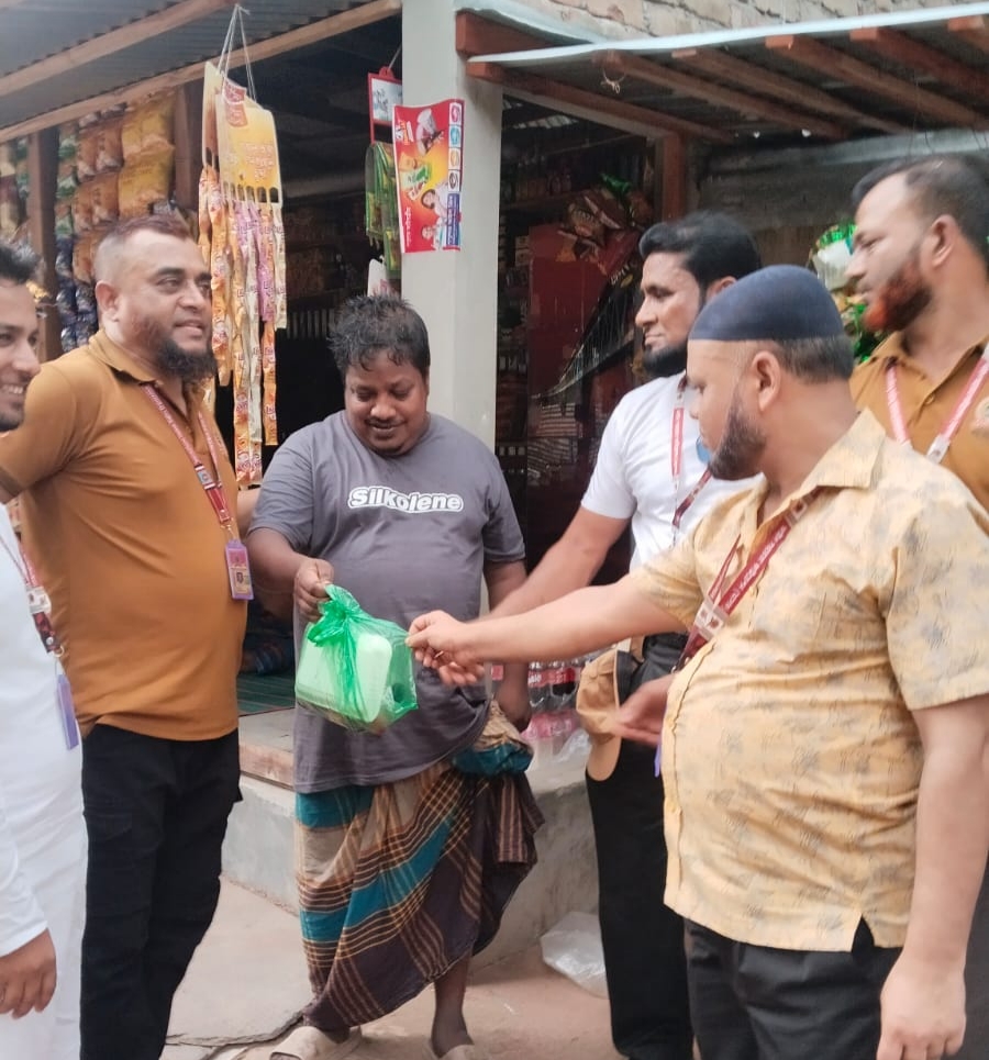 শিবচরে ছিন্নমূল ও অসহায় ১৮শ মানুষের মাঝে বিরিয়ানি খাবার বিতরণ
