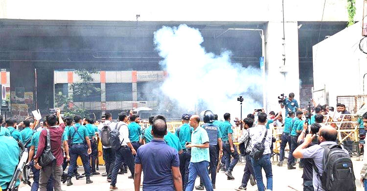 সচিবালয় অভিমুখে যাত্রা, পুলিশের সাউন্ড গ্রেনেড নিক্ষেপ
