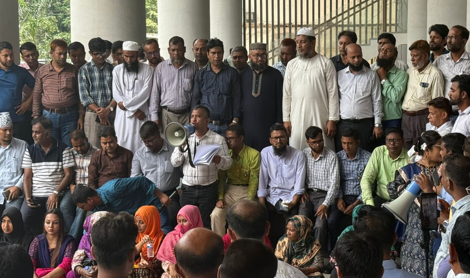 Govt employees resume protest at Secretariat