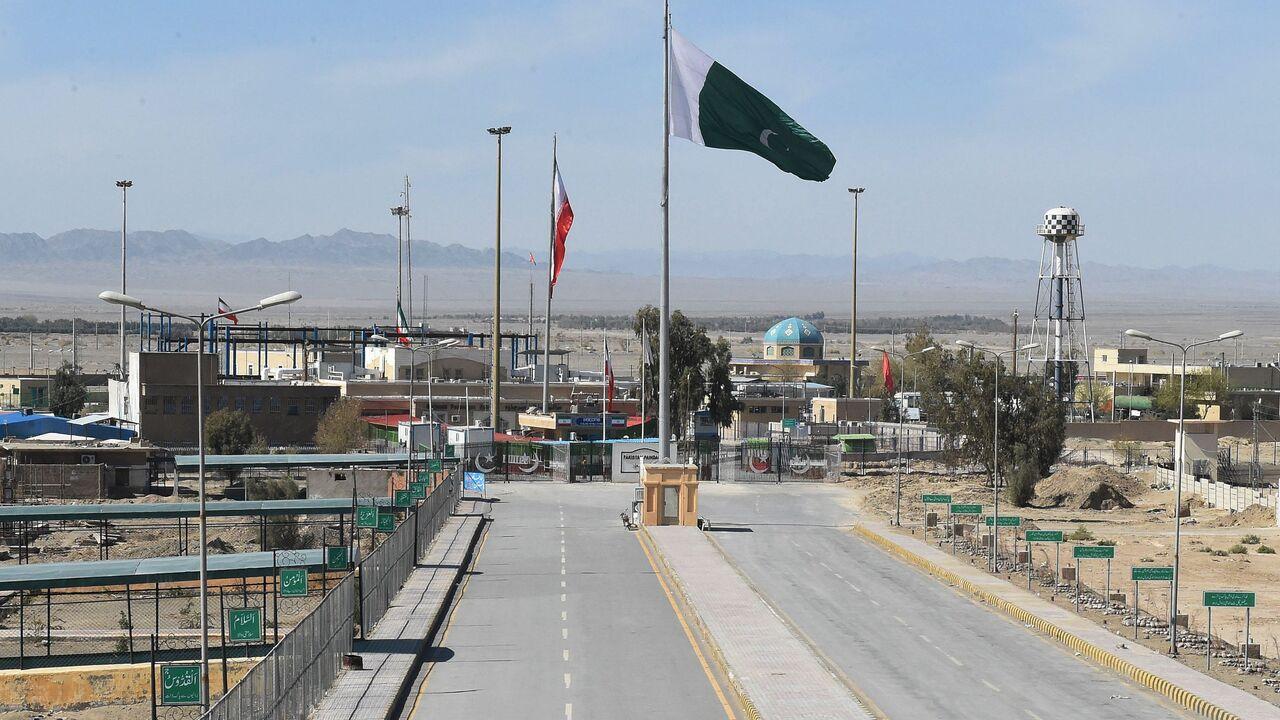 Pakistan closes all borders with Iran