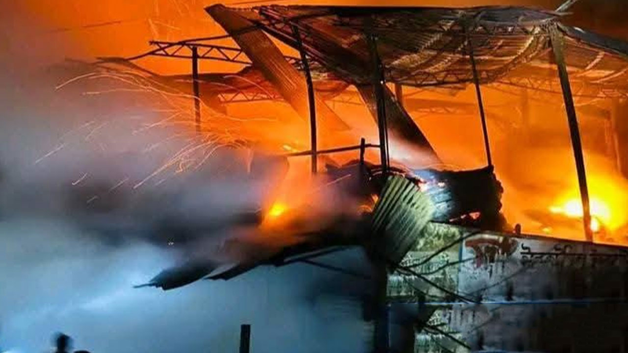 সেনবাগে ১২ ব্যবসা প্রতিষ্ঠান পুড়ে ছাই