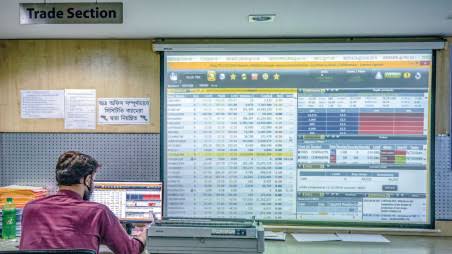 DSE turnover tops Tk 10 billion but market cap falls