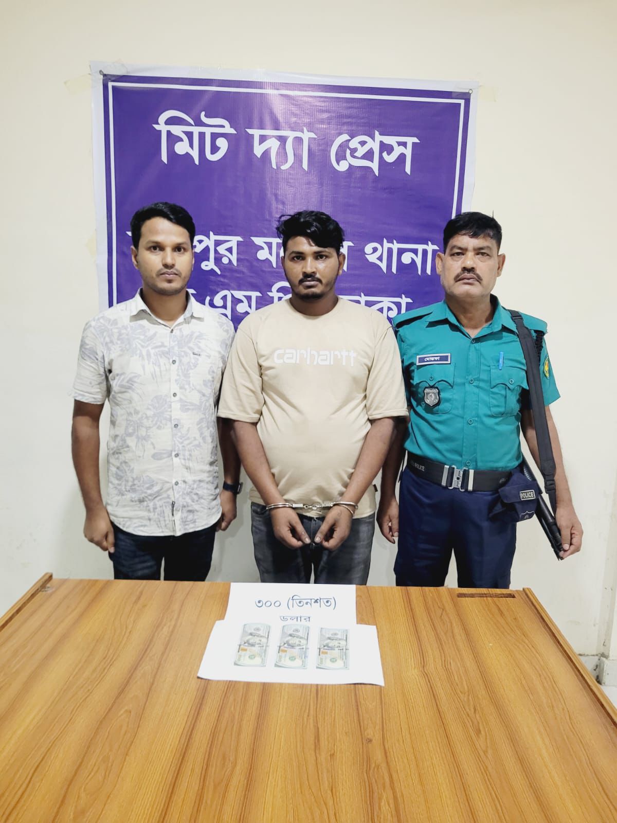 বিদেশি নাগরিকের ডলার চুরির দায়ে মিরপুরে দুই যুবক গ্রেফতার