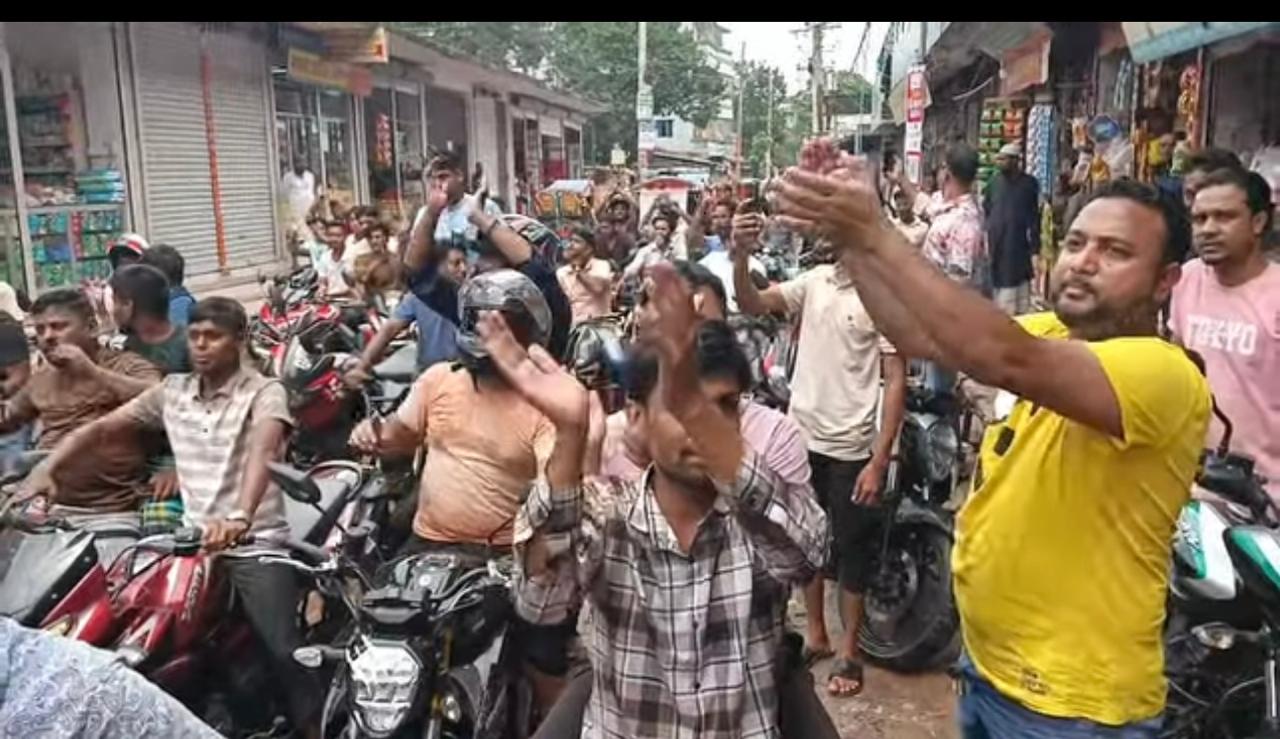 আশুলিয়ায় সাবেক এমপির নামে শ্লোগান দিয়ে ফ্যাক্টরি দখলের চেষ্টা