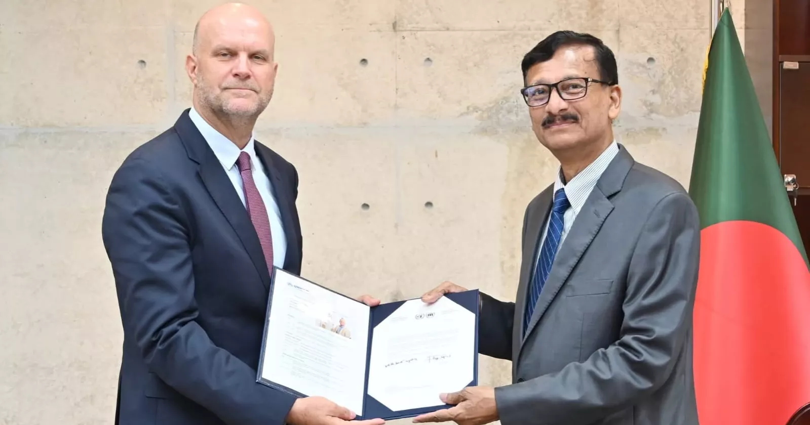 New UNHCR Representative presents credentials to Foreign Adviser