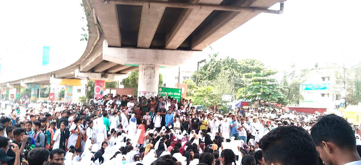 শিক্ষার্থীদের সাতরাস্তা মোড় অবরোধ