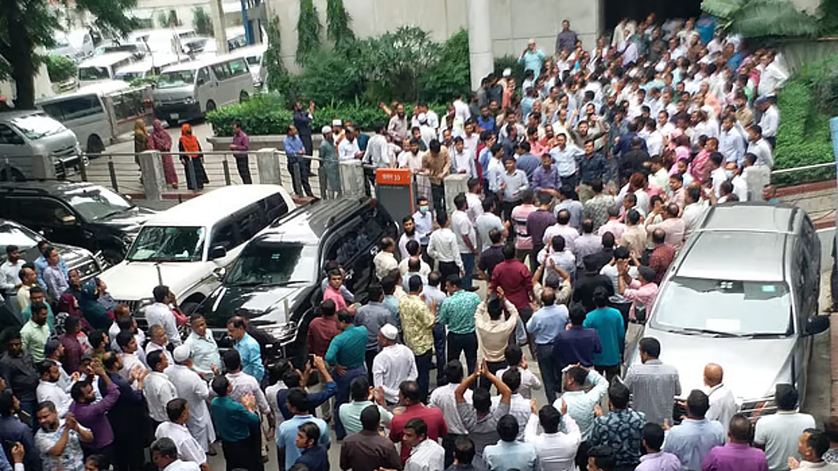 Secretariat staff take to streets again