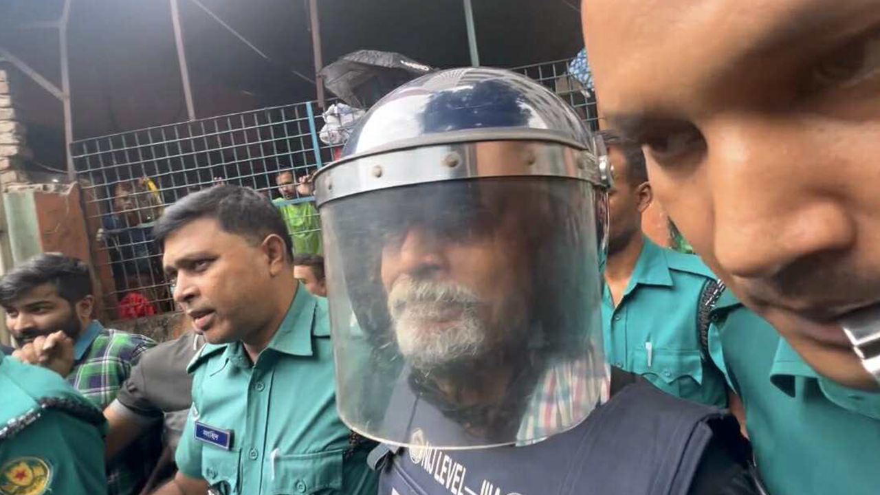 দুই কন্যার 'আব্বু' ডাকে প্রিজনভ্যান থেকে হাত নাড়লেন বারকাত