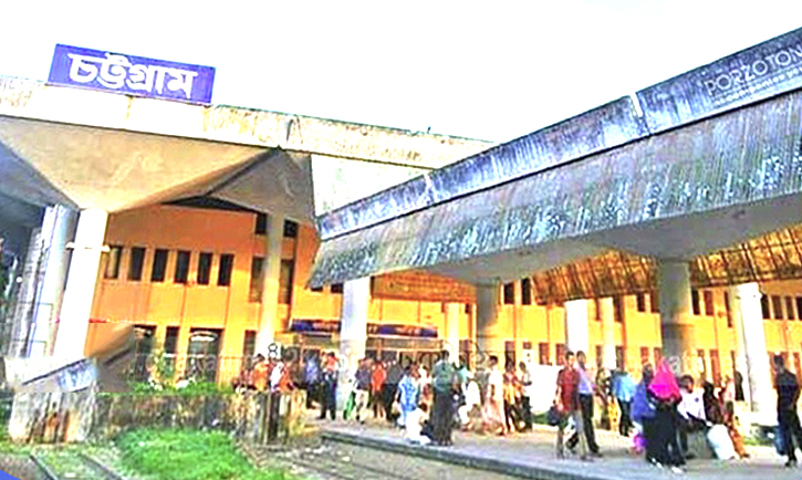 চট্টগ্রামে রেলওয়ে কর্মকর্তার চোখের সামনেই দরপত্র ছিনতাই