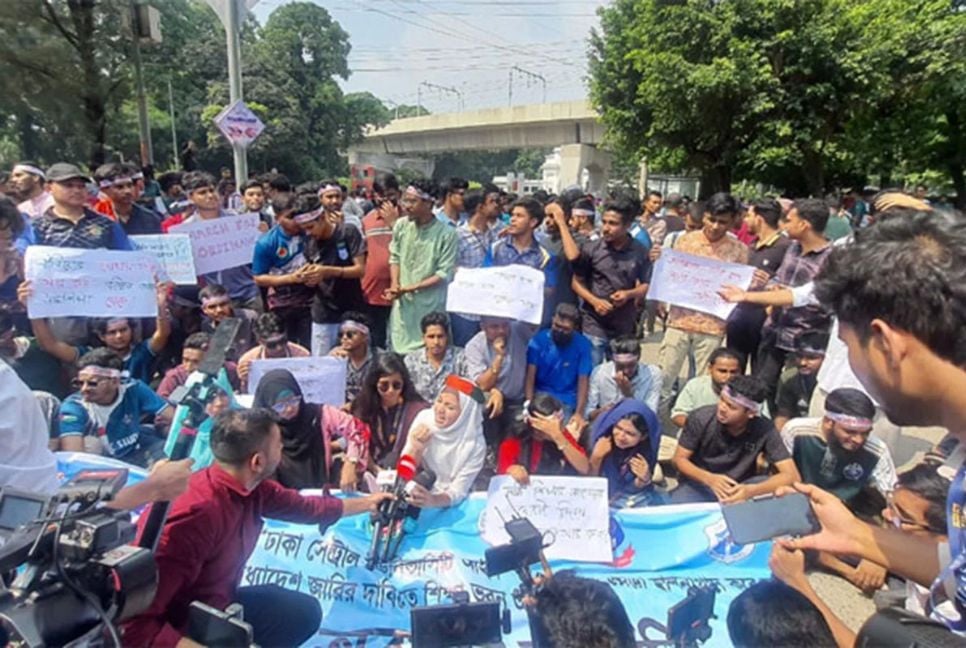 Students of 7 colleges announce 'indefinite sit-in' in front of Shikkha Bhaban