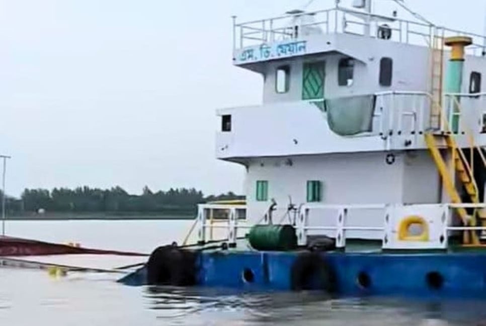 Ship carrying 1,200 tons of goods sinks near Ctg Port