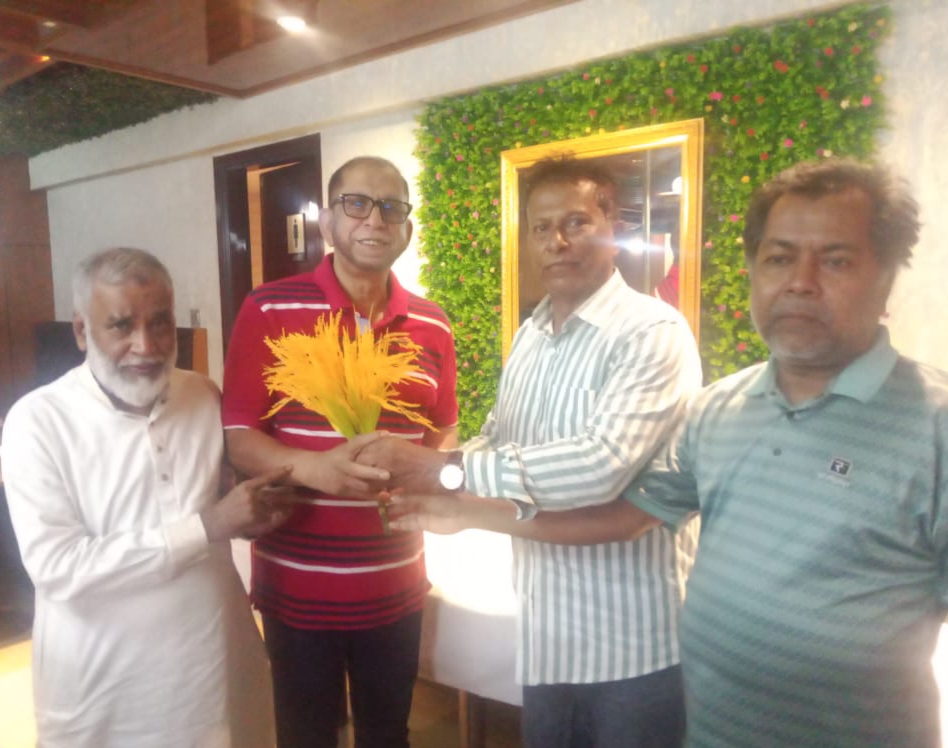 ড. ফয়েজকে ধানের শীষ প্রতীক দিয়ে বরণ