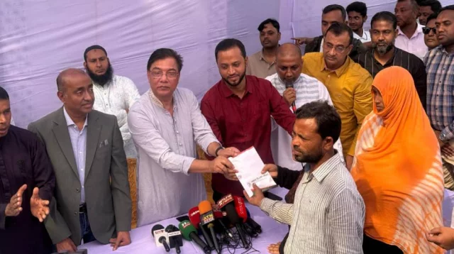 ঝিনাইদহে প্রতিবন্ধী নাজনীনের চিকিৎসায় পাশে দাঁড়ালেন তারেক রহমান
