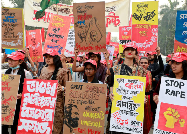 নারীর সামনে ধমক, পেছনে কুৎসা—সমাজের দ্বিমুখী মুখোশ