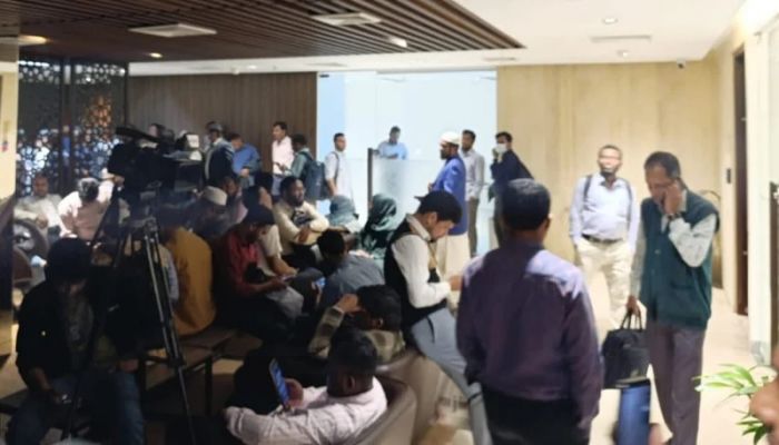 14 Secretariat employees suspended for besieging finance adviser