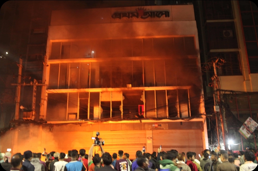 প্রথম আলো ও ডেইলি স্টার কার্যালয়ে হামলা-ভাঙচুর