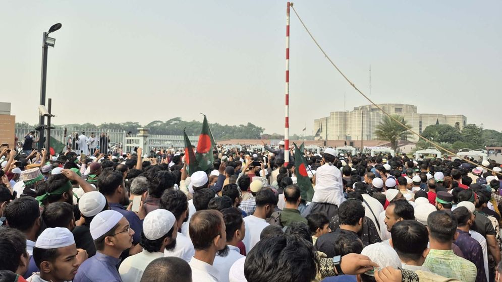 সংসদ প্লাজায় পৌঁছেছে ওসমান হাদির লাশ, লাখো মানুষের ঢল