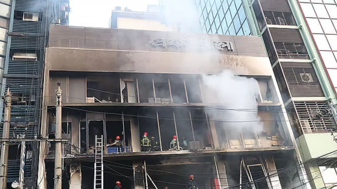 প্রথম আলোতে হামলার ঘটনায় অজ্ঞাতনামা ৫০০ জনকে আসামি করে মামলা 