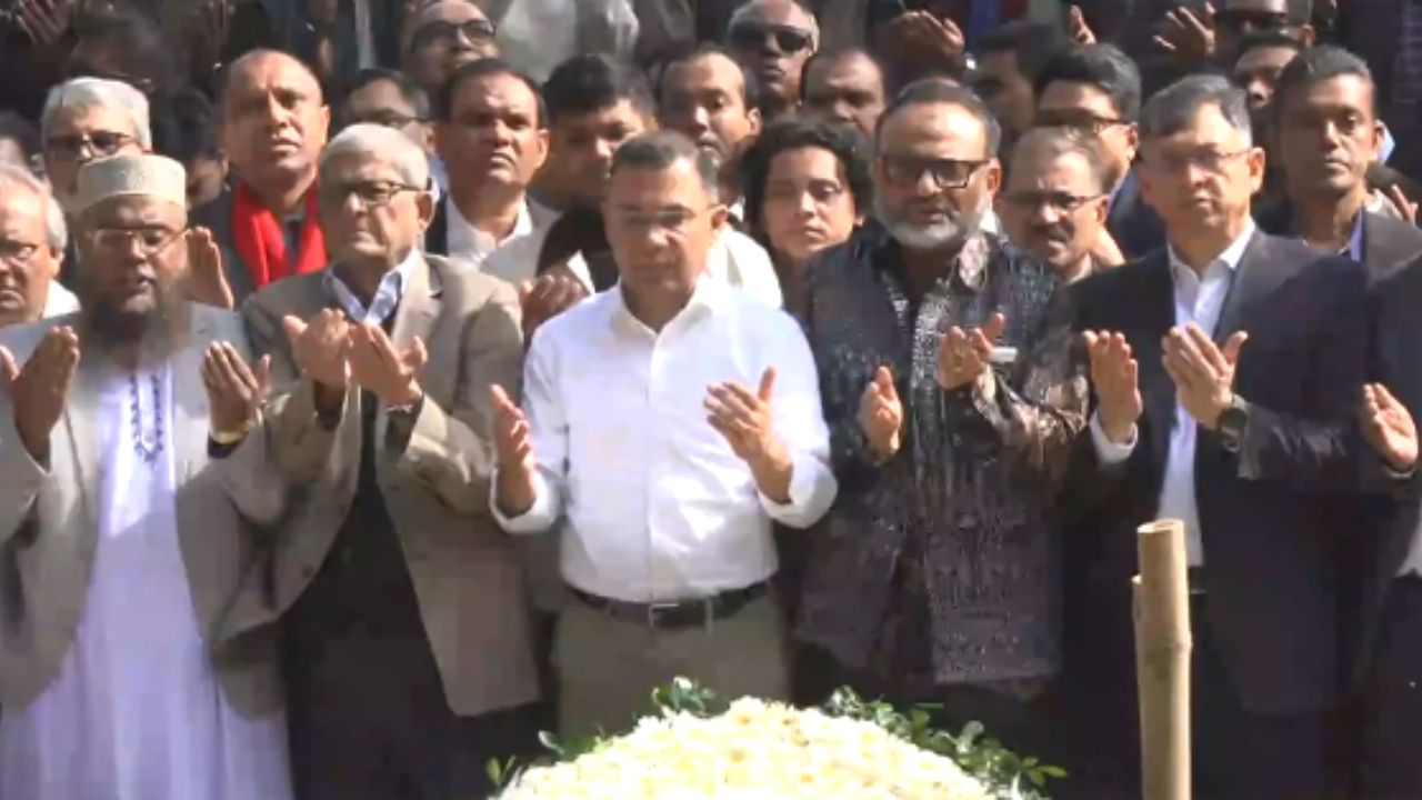 Tarique Rahman pays tribute at Shaheed Osman Hadi’s grave