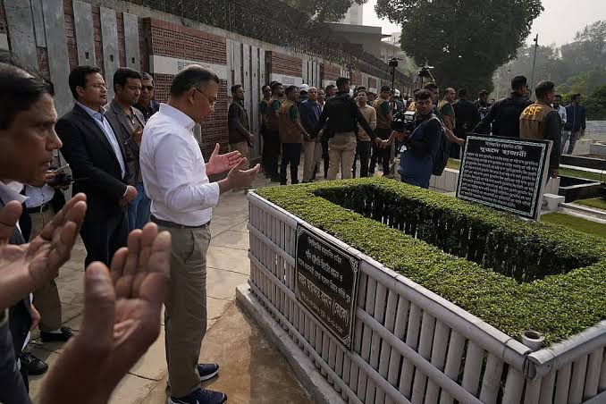 Tarique offers prayers at younger brother Koko's grave