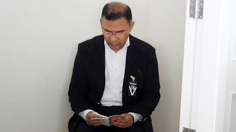 বিদায়বেলায় মায়ের পাশে বসে কোরআন তেলাওয়াত করছেন তারেক রহমান