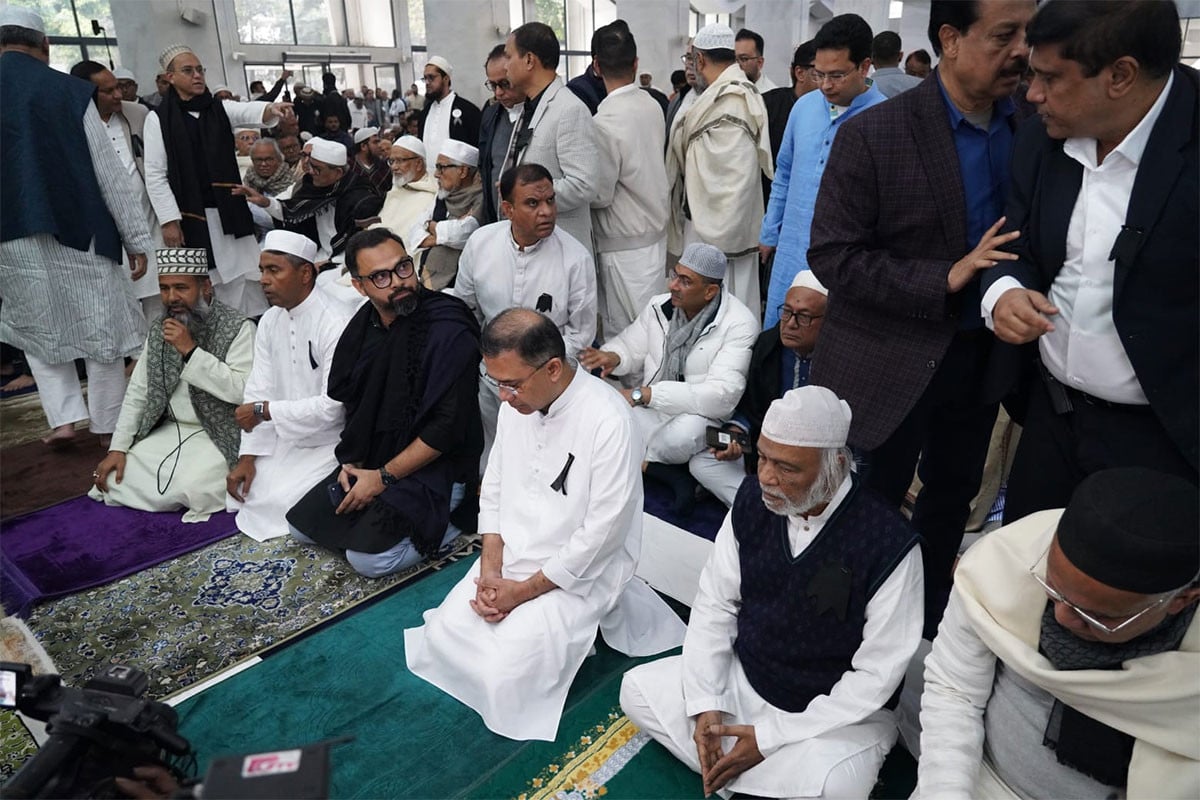 খালেদা জিয়ার মাগফিরাত কামনায় আজাদ মসজিদে দোয়া মাহফিল