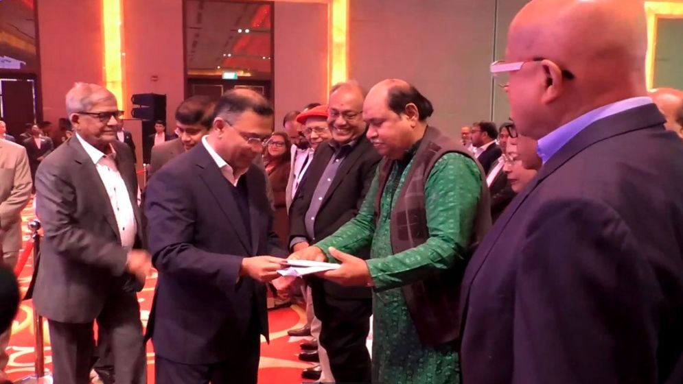 Tarique Rahman exchanges greetings with journalists