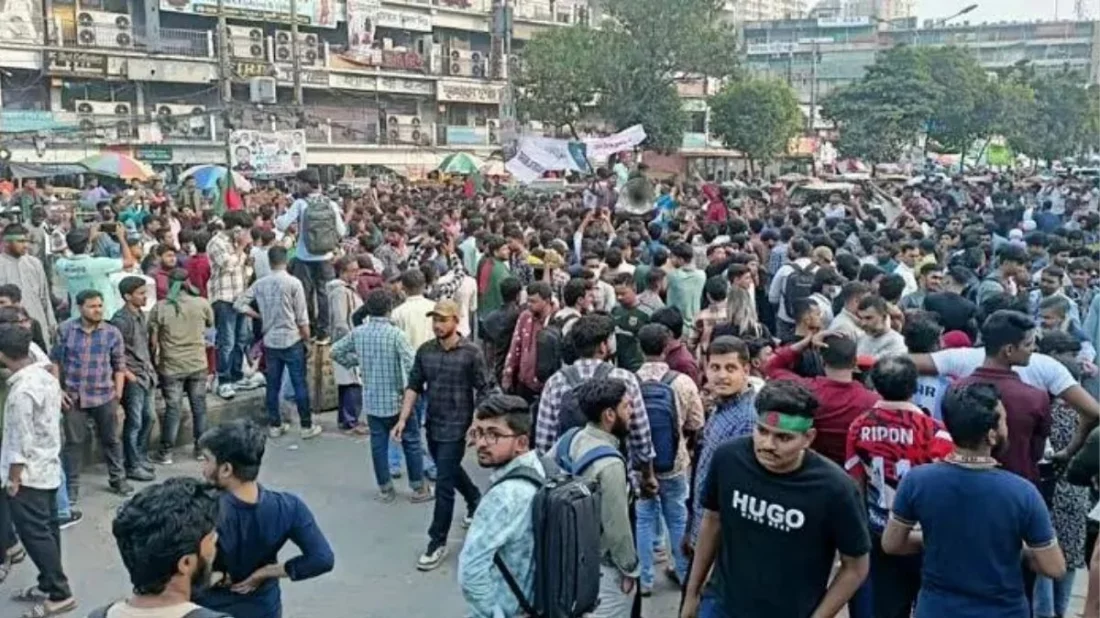 ঢাকা সেন্ট্রাল ইউনিভার্সিটি অধ্যাদেশের দাবিতে ফের সড়ক অবরোধ, ভোগান্তিতে নগরবাসী