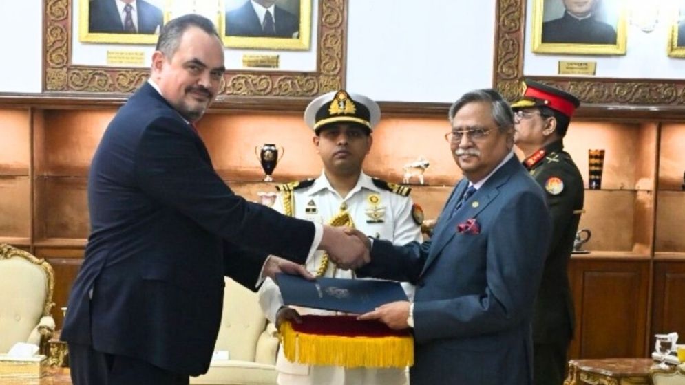 New US envoy presents credentials to President