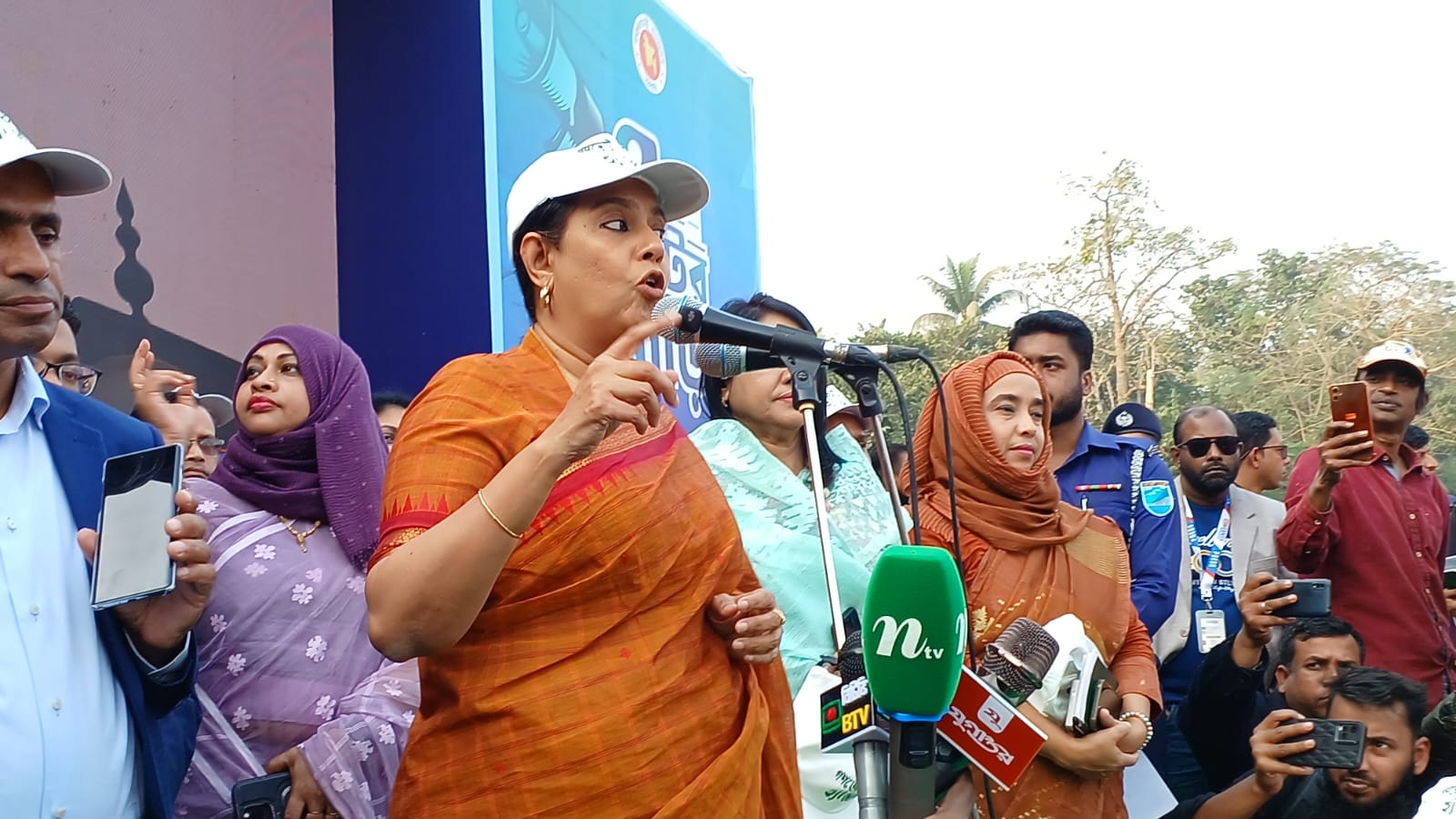 রাজবাড়ীর ভোটারদের হ্যা ভোট দিতে বললেন রিজওয়ানা হাসান