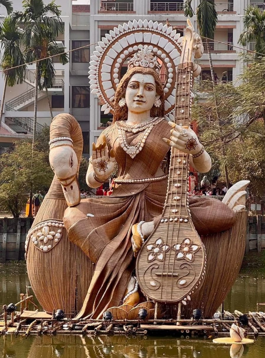 সরস্বতী পূজা: ডাইসের ভিড়ে হারাচ্ছে শিল্পীর হাতের কারুকাজ