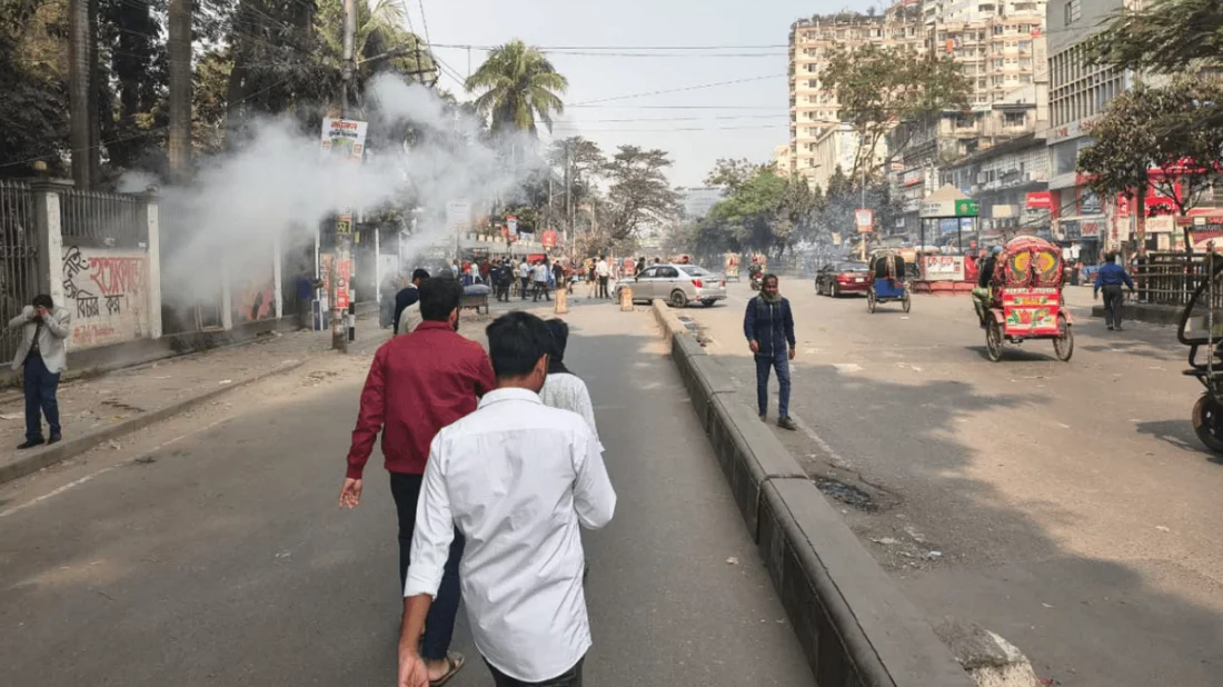 ঢাকা কলেজ-আইডিয়াল কলেজ শিক্ষার্থীদের সংঘর্ষ, টিয়ারশেল নিক্ষেপ