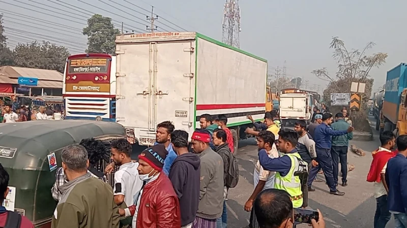 শ্রীপুরে অটোরিকশা চালকদের মহাসড়ক অবরোধ