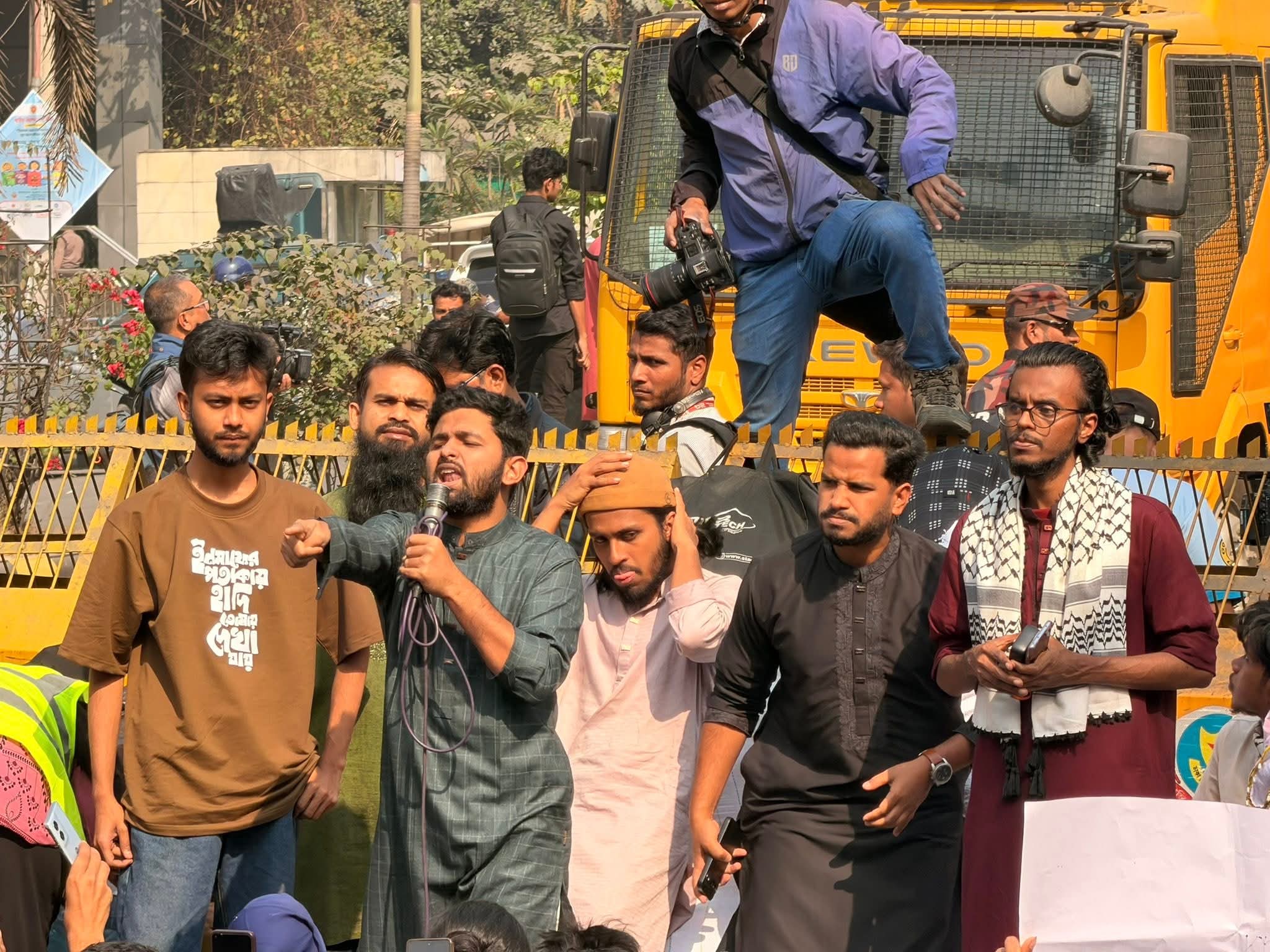 হাদি হত্যার বিচারের দাবিতে যমুনার সামনে ইনকিলাব মঞ্চ: শহীদ পত্নীর প্রশ্ন, ‘দুধের বাচ্চাকেও কি রাজপথে নামতে হবে?