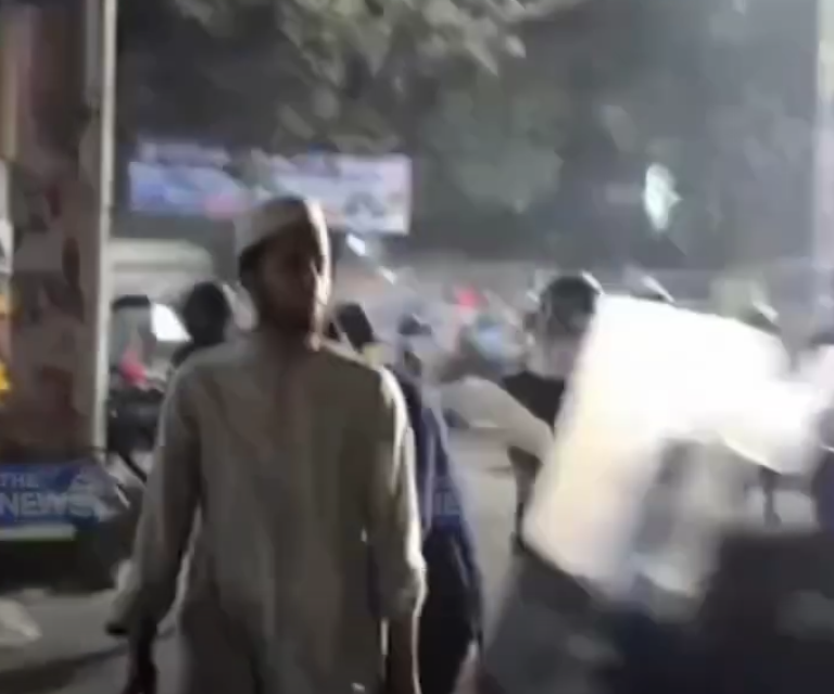 ‘কে এই সাজিদ?’ পুলিশের নির্মম পিটুনিতেও অটল; শেষে ঘৃণায় সরিয়ে দিলেন পুলিশকেই!