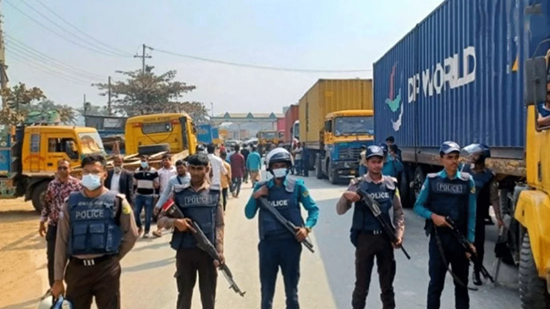অনির্দিষ্টকালের ধর্মঘটে অচল চট্টগ্রাম বন্দর