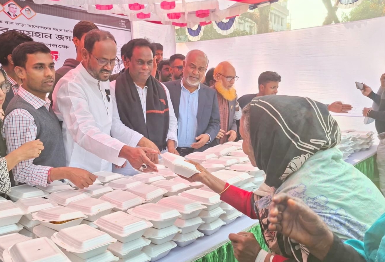 শহীদ জগলুর ৩৯তম মৃত্যুবার্ষিকীতে দুস্থদের মাঝে খাবার বিতরণ করলেন টুকু