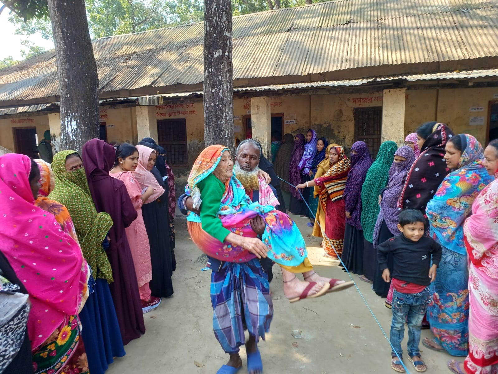 রাজবাড়ীতে ভোটকেন্দ্রে প্রতিবন্ধী ও বয়স্কদের জন্য প্রাপ্য বিশেষ সুবিধা অনুপস্থিত