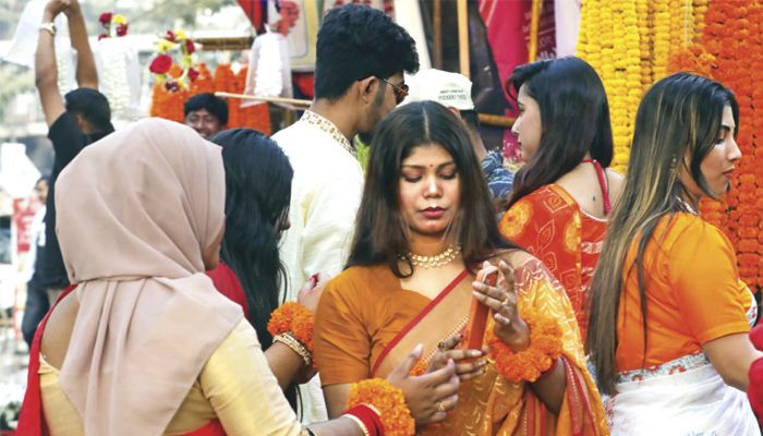পহেলা ফাল্গুন ও ভ্যালেন্টাইনস ডে; বসন্ত-ভালোবাসা একাকার আজ
