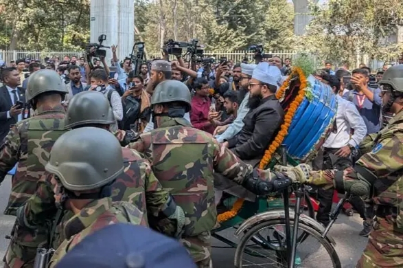 রিকশায় চড়ে শপথ নিতে আসলেন হানজালা