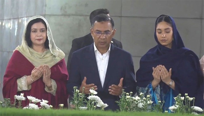 শপথ নিয়েই মা-বাবার কবর জিয়ারত করলেন প্রধানমন্ত্রী