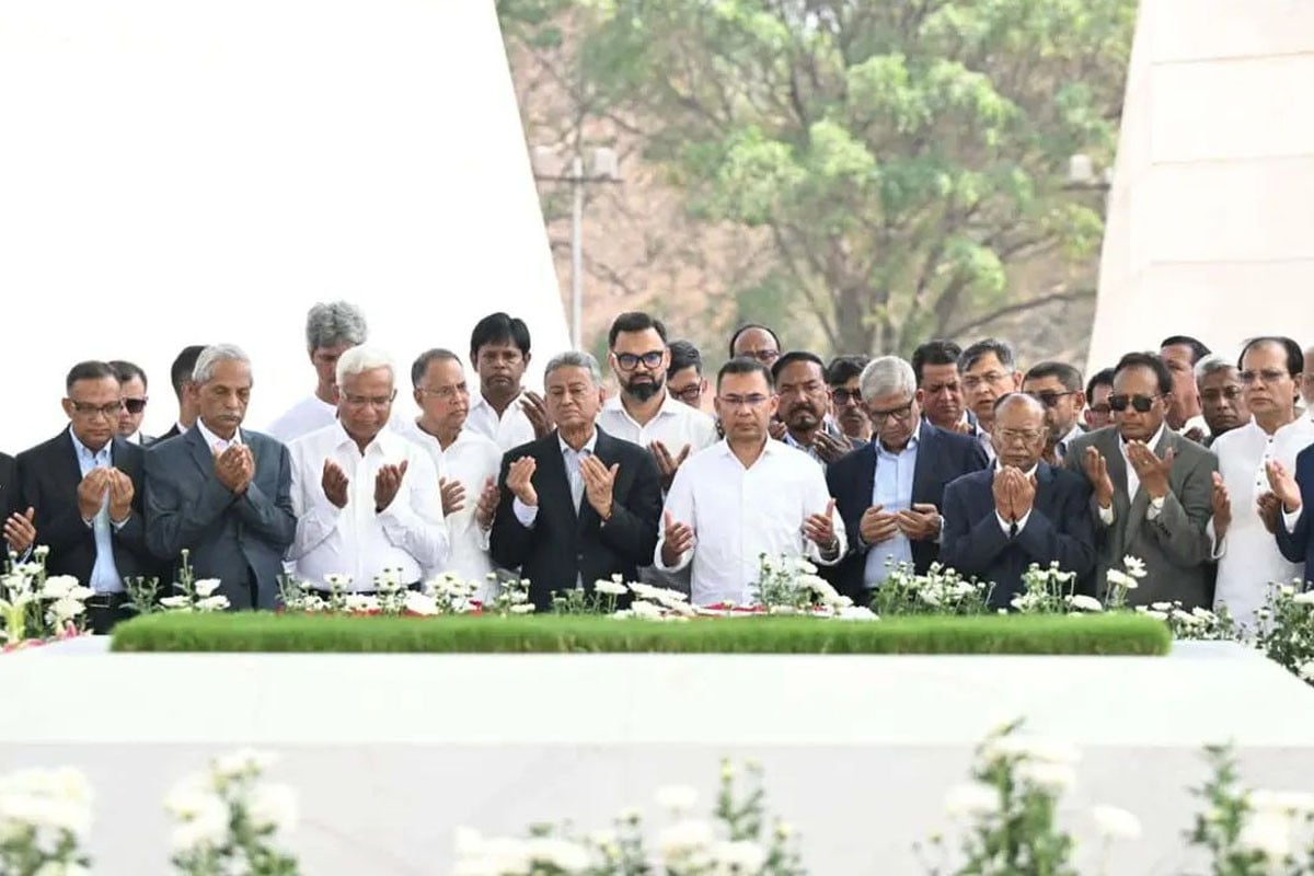 বাবা-মায়ের সমাধিতে প্রধানমন্ত্রী তারেক রহমানের শ্রদ্ধা