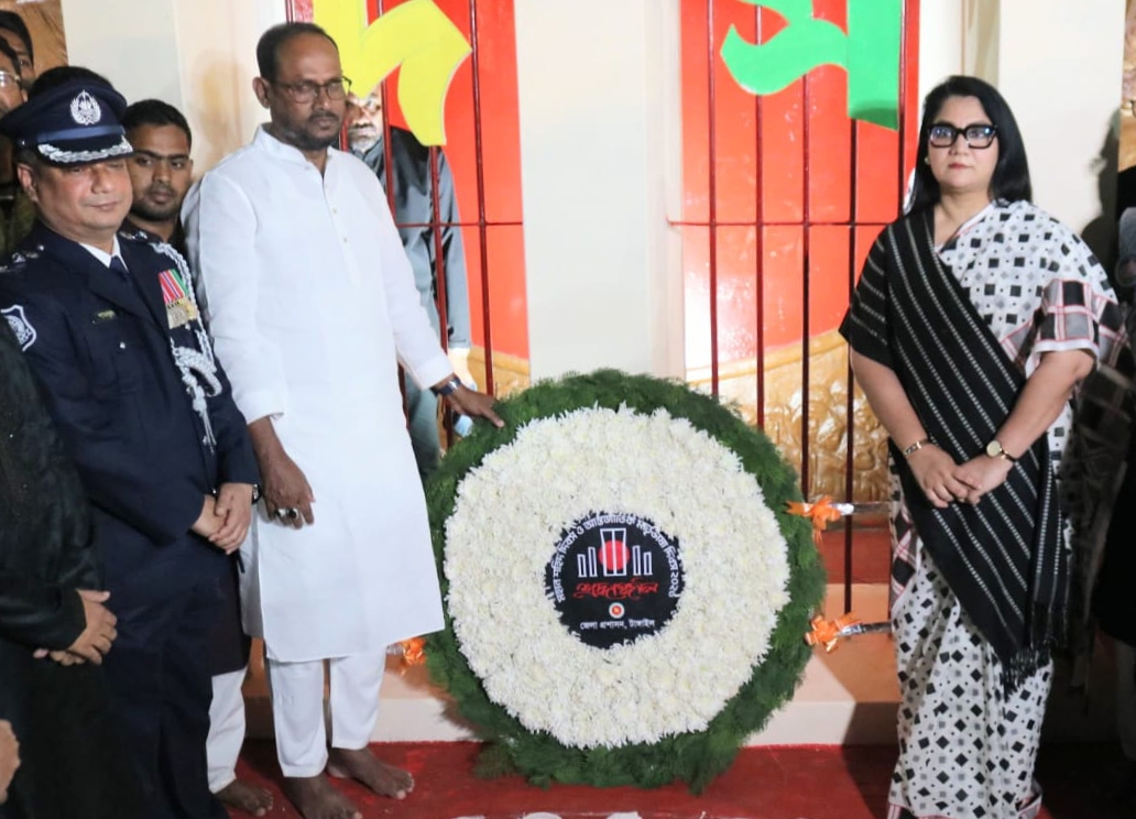 টাঙ্গাইলে একুশের প্রথম প্রহরে শহীদ মিনারে প্রতিমন্ত্রী টুকুর শ্রদ্ধা নিবেদন