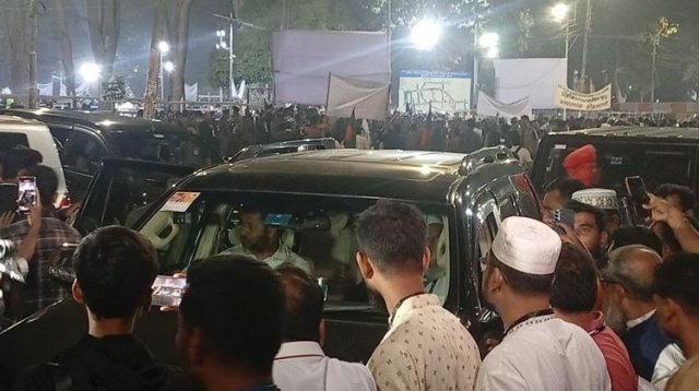 শহীদ মিনারে জামায়াত আমিরকে দেখে ‘রাজাকার’ ও ‘একাত্তরের দালাল’ স্লোগান 
