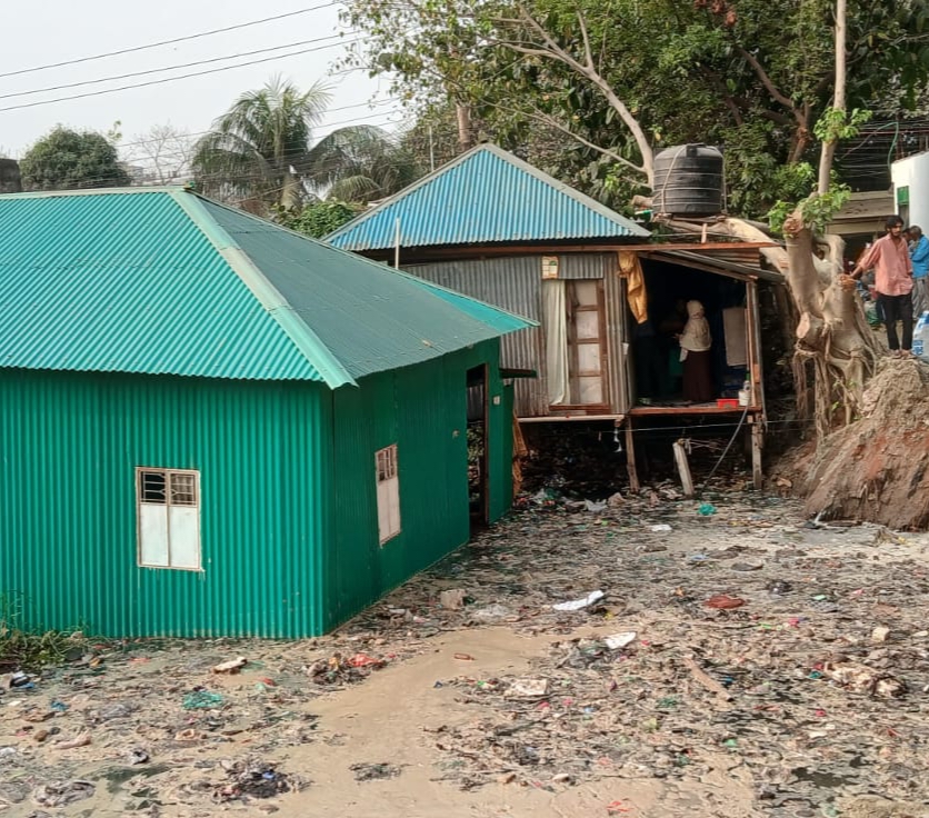 বাসাবোর কালিবাড়ীতে ডিএসসিসির রাস্তা ধসে দুইটি বাড়ি তলিয়ে গেছে