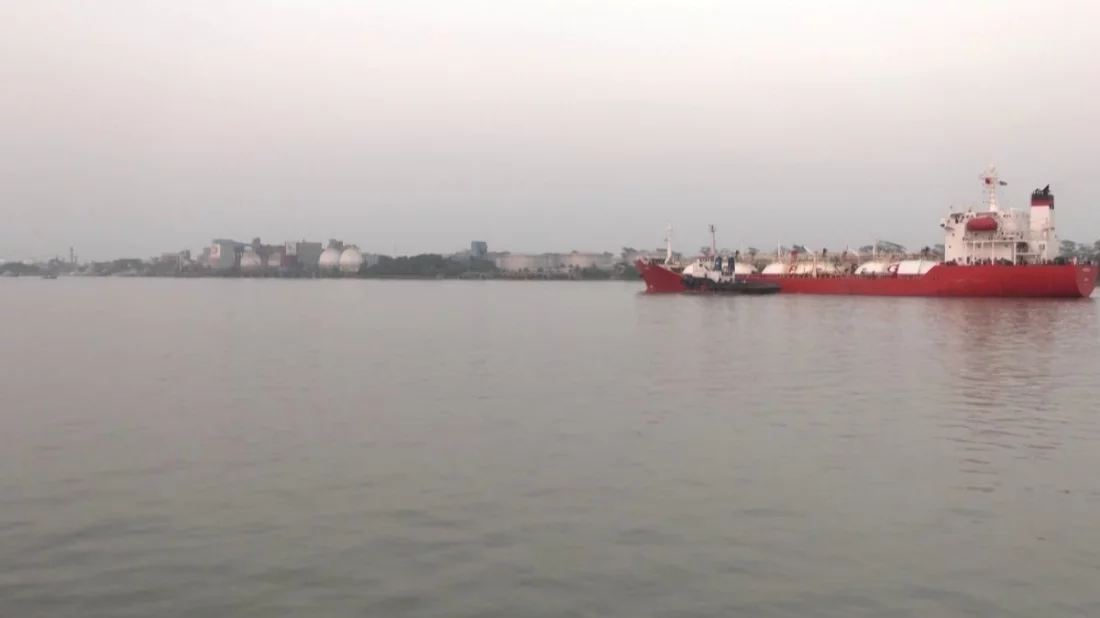 চট্টগ্রাম বন্দরে এসে পৌঁছেছে জ্বালানিবাহী ৮টি জাহাজ