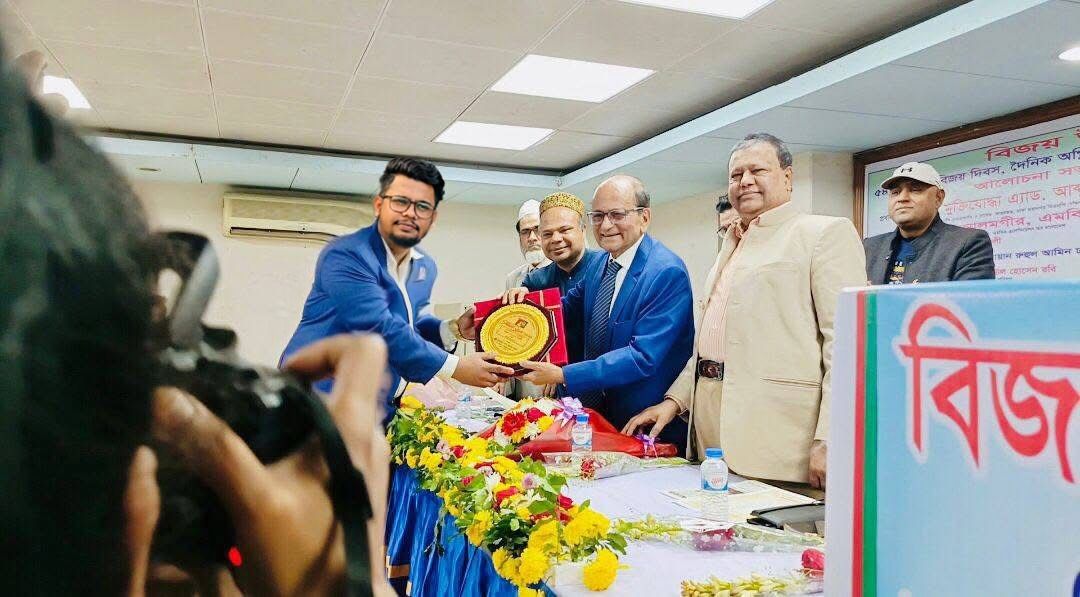 Thambir Ahmed Sapan receiving an award for special contributions in journalism