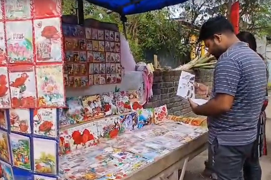 কালের বিবর্তনে হারিয়ে গেছে ঈদকার্ডের আনন্দ