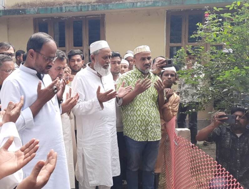 বাবা-মায়ের কবর জিয়ারত করলেন প্রতিমন্ত্রী টুকু